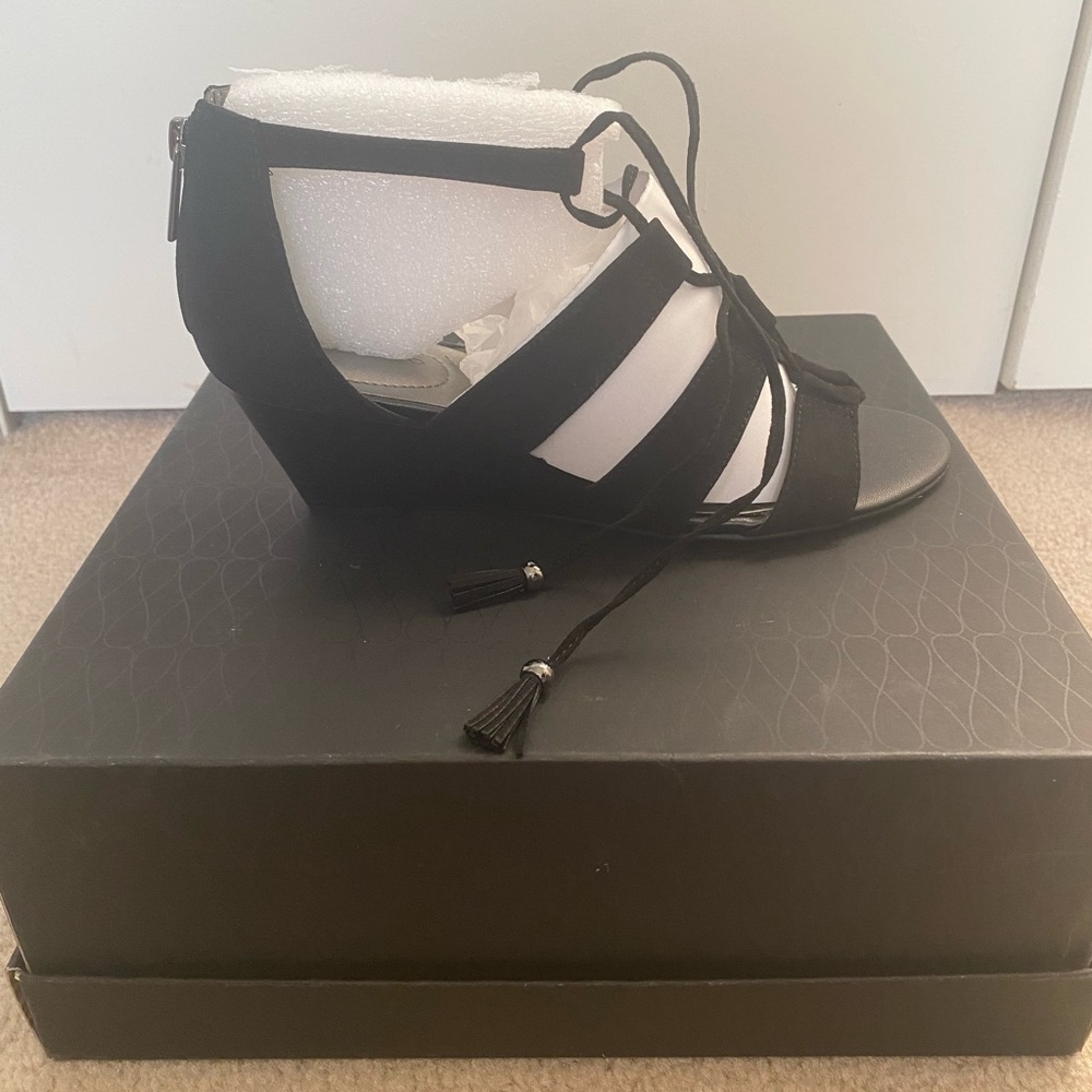 Bandolino Wedge Sandal (NWOT) - Picture 4 of 12